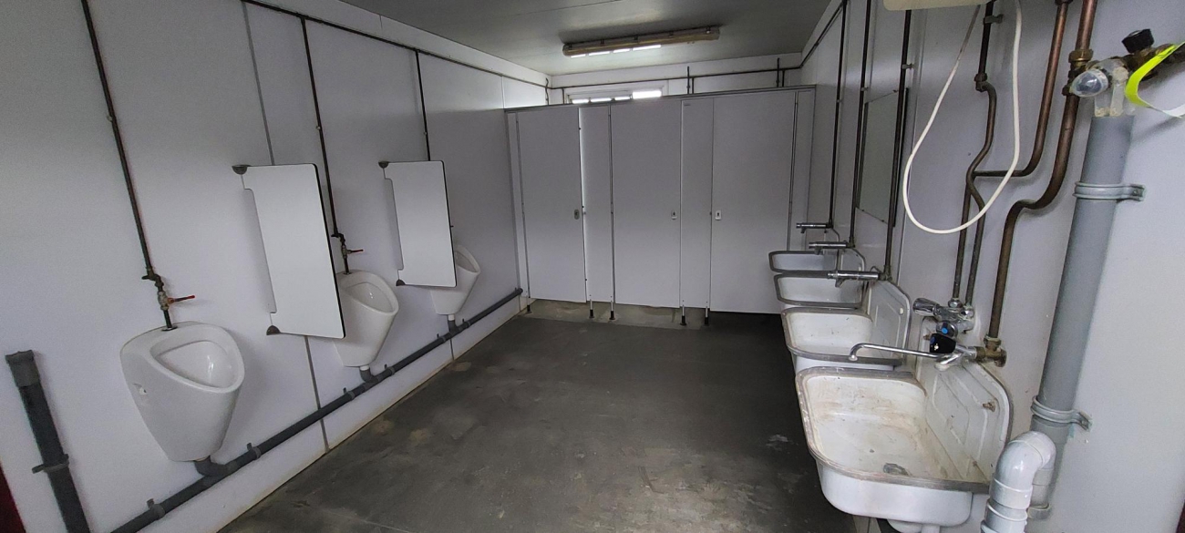 Sanitaire unit 6x3m. HS-1391 4 wasbakken, 3 urinoirs, 3 toiletten